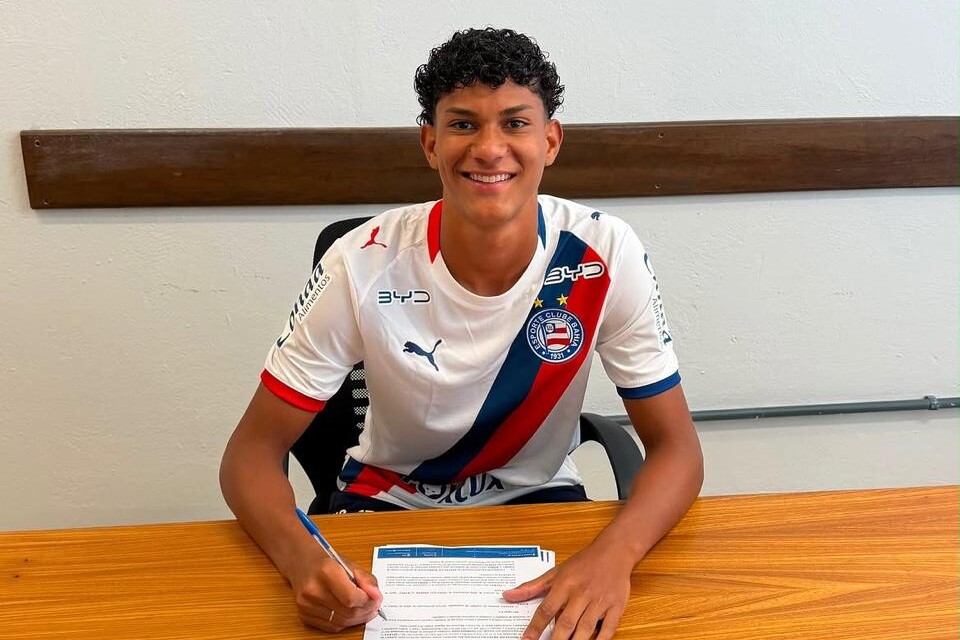 Joias do Sub-17 do Bahia assinam primeiros contratos profissionais