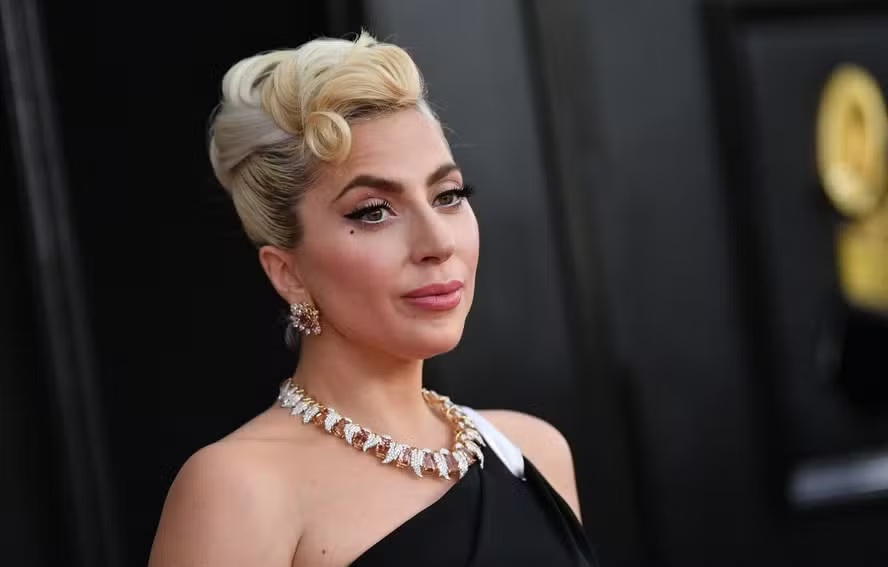 Lady Gaga dá à luz ao primeiro filho, diz jornal internacional