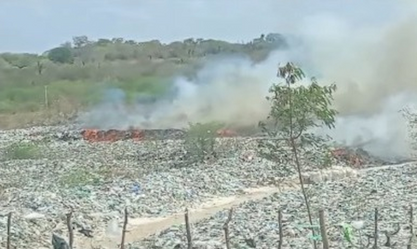 Lixão de Senhor do Bonfim sofre incêndio e cidade é tomada por fumaça
