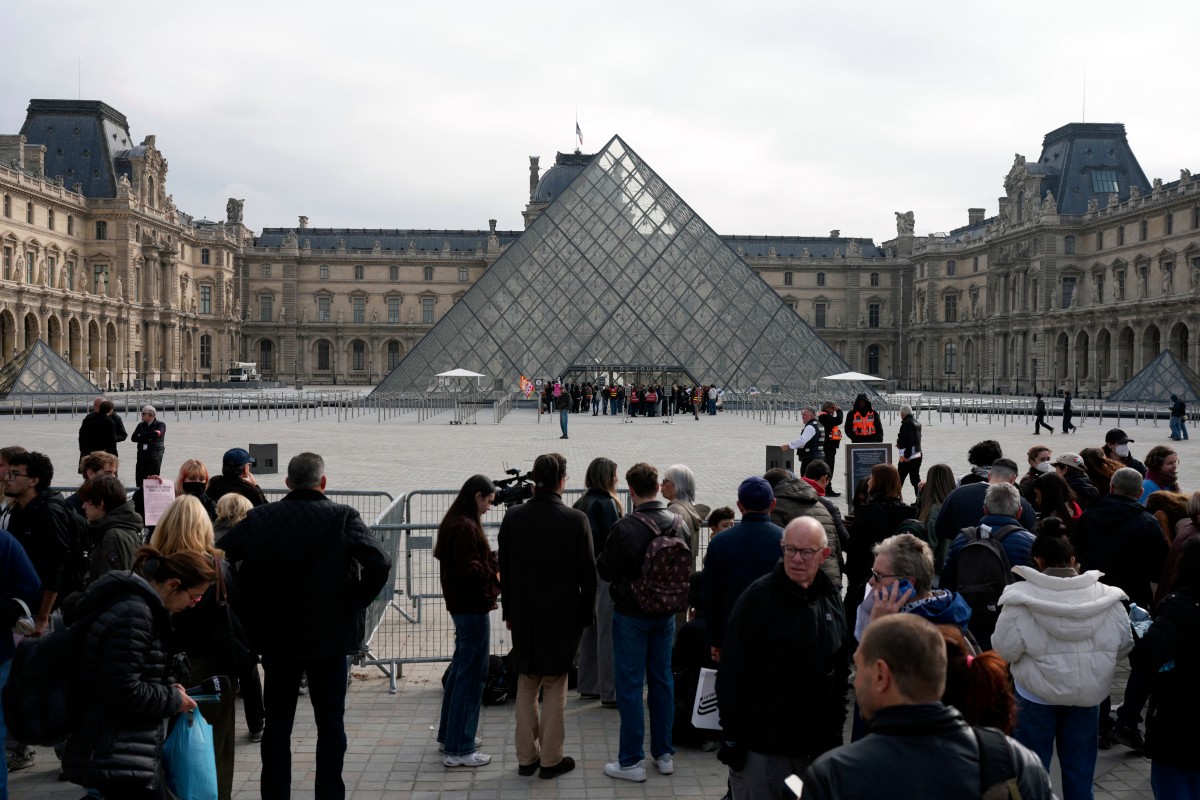 Manifestantes bloqueiam entrada do Museu do Louvre em Paris