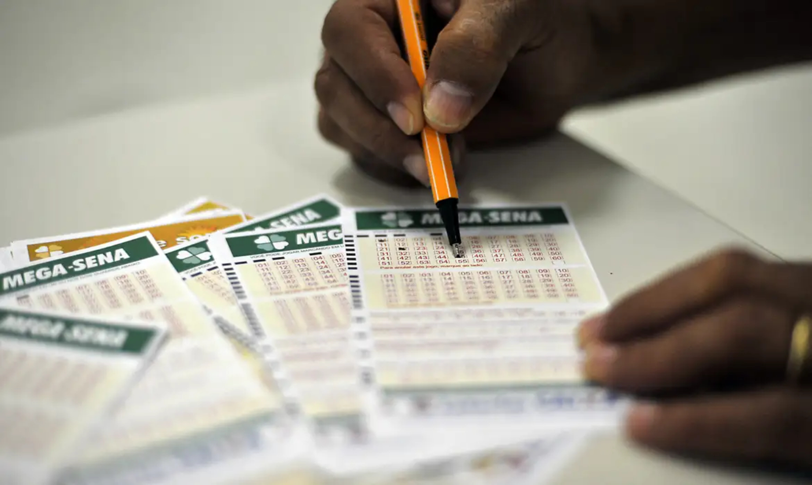 Mega-Sena acumula pela 13° vez e tem chance do prêmio chegar em R$ 300 milhões; entenda