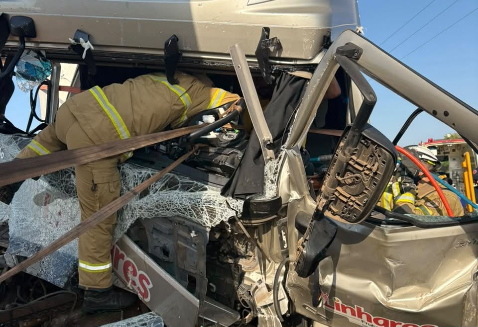 Motorista fica preso às ferragens após acidente de caminhão na Bahia