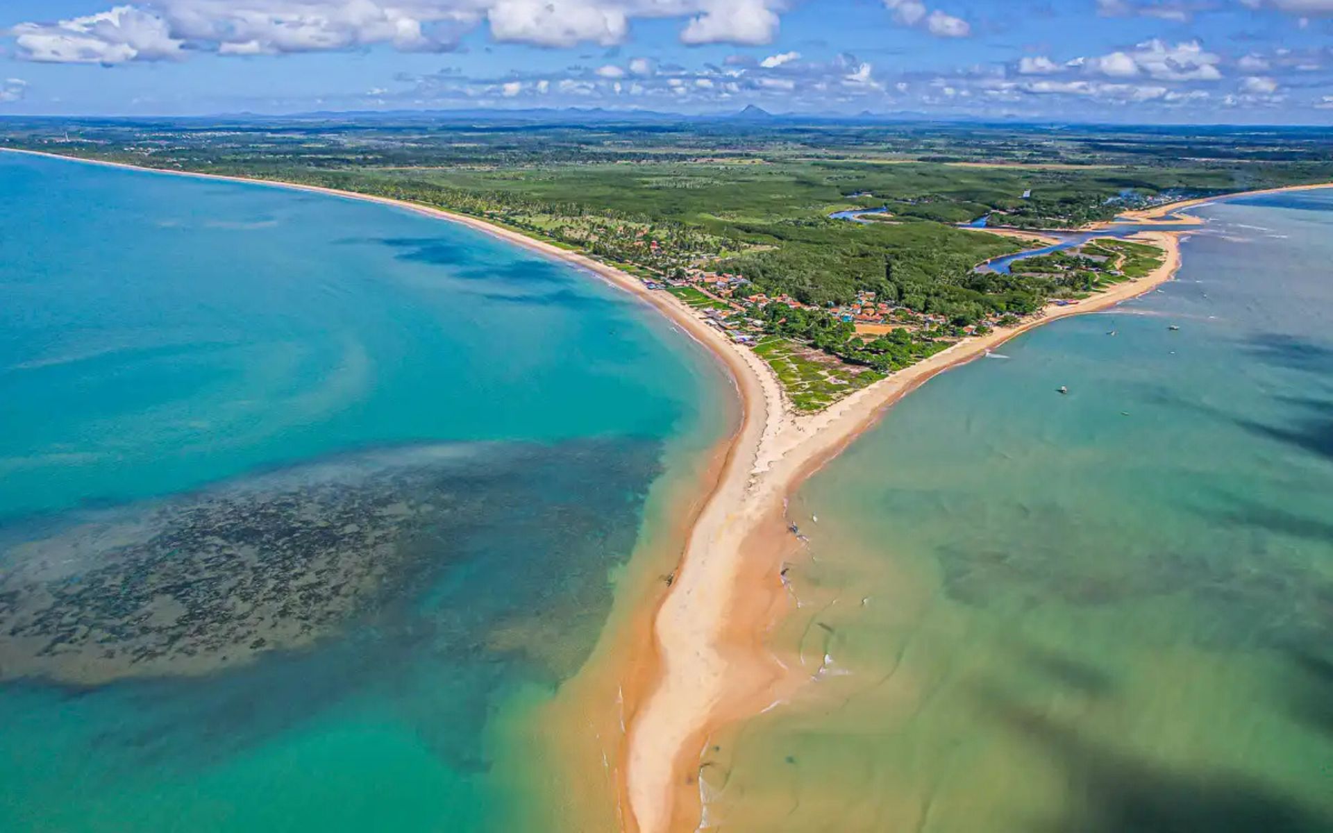 Paraíso escondido na Bahia atrai visitantes com baleias e águas cristalinas