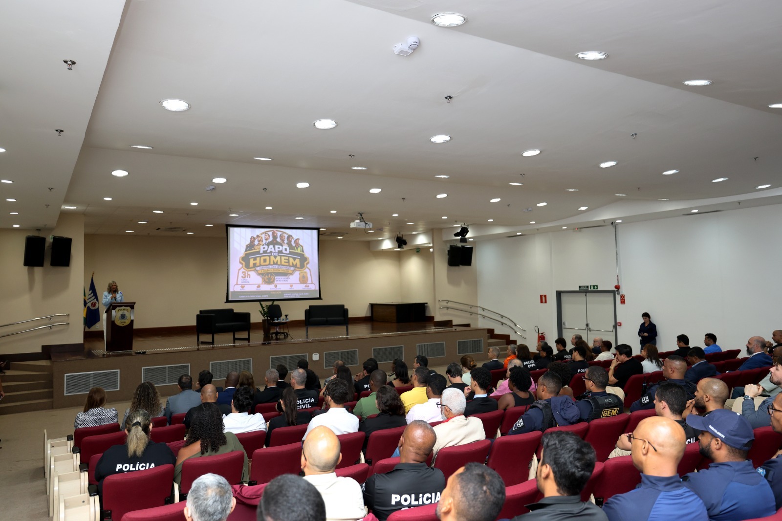 Policiais e agentes de segurança discutem violência contra a mulher