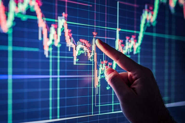 Por que o mercado reage às eleições antes da mudança na economia?