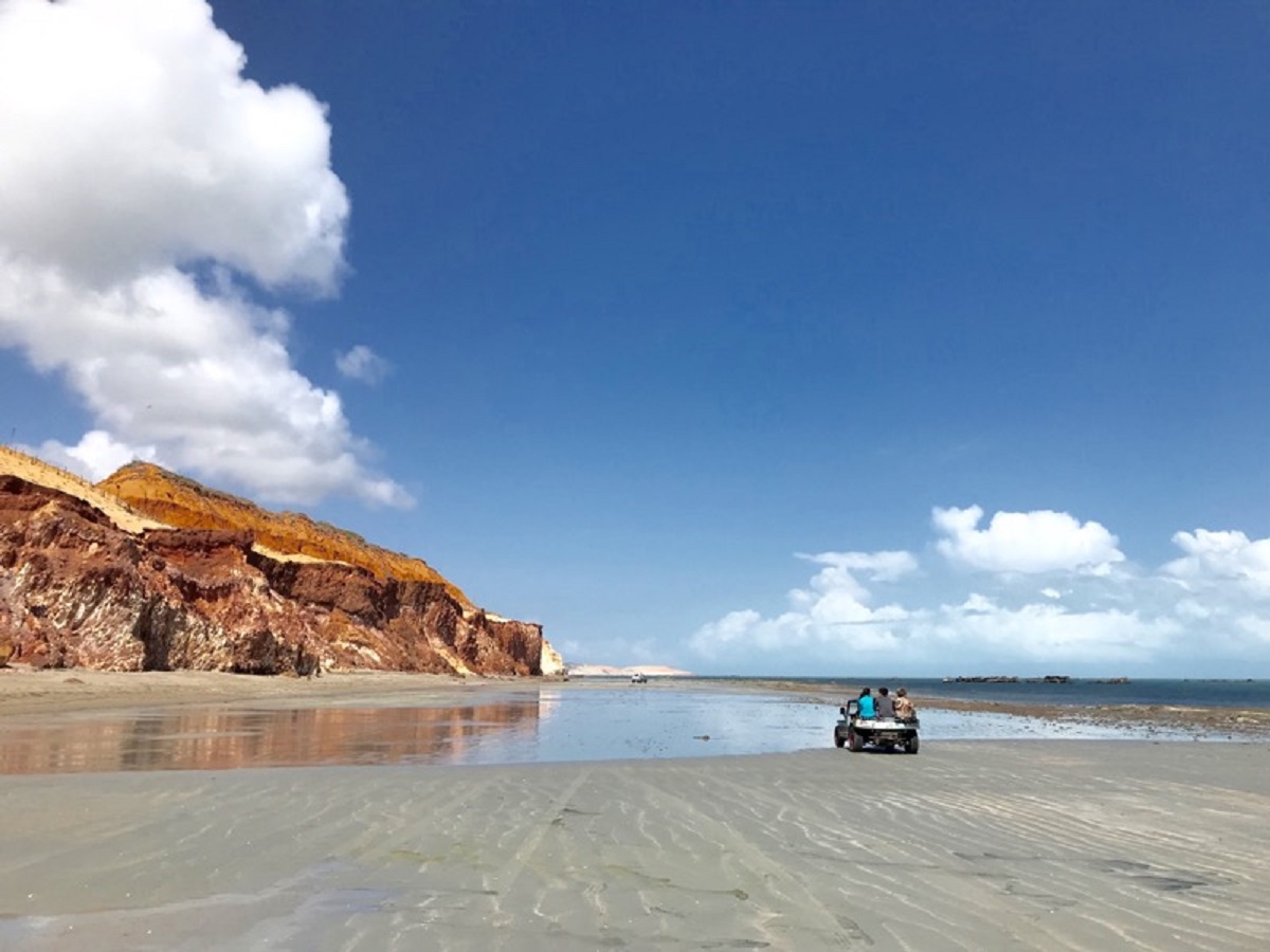 Refúgio intocável no Nordeste tem praias com falésias que encantam turistas