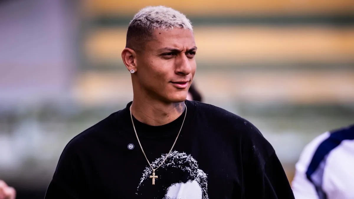 Richarlison comprova compra e acusa Flávio Bolsonaro de tomar ilha