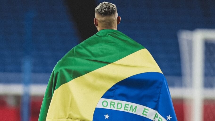 Richarlison fala sobre eleição em meio a briga com Flávio Bolsonaro