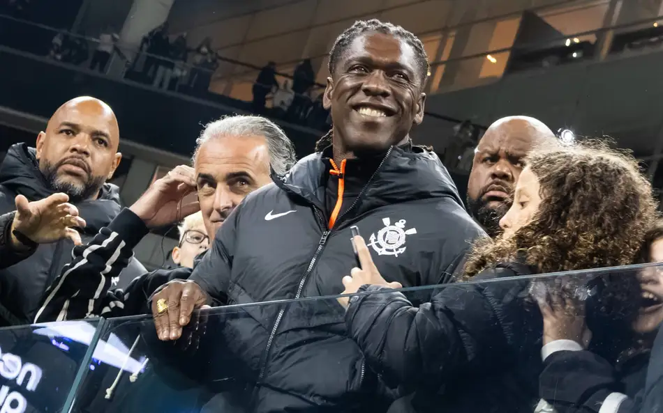 Seedorf fica na torcida e canta música do Corinthians contra o Vitória
