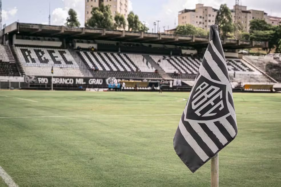 Time brasileiro que teve três atletas na Copa luta para não falir
