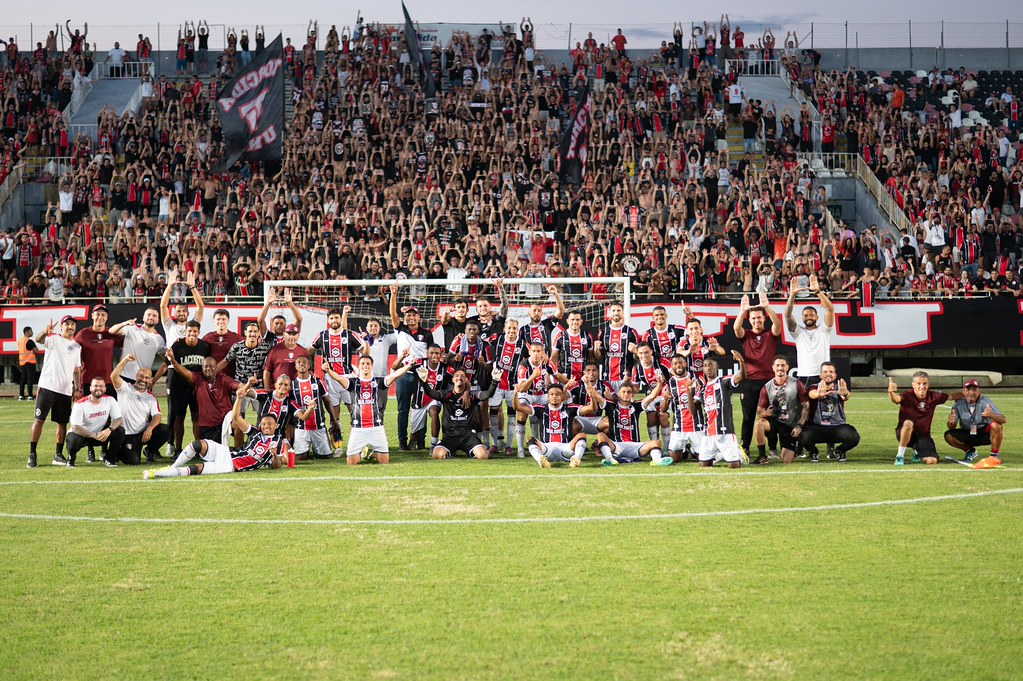Torcedores criam pacto para salvar clube brasileiro afundado em dívidas