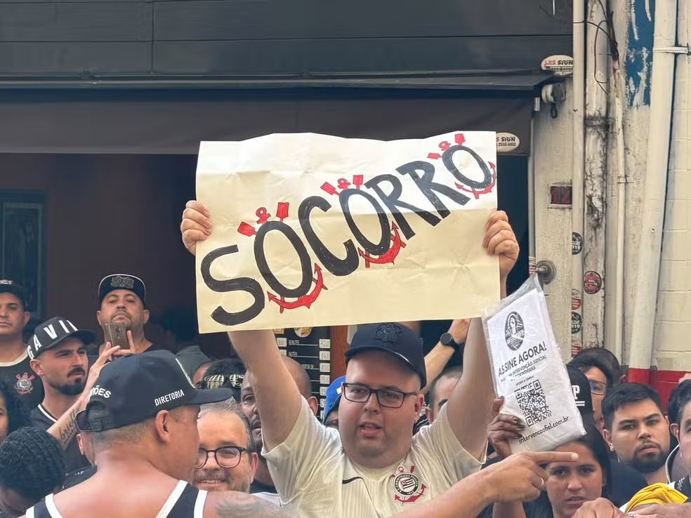Torcida de adversário do Vitória exige saída de craque e dirigente