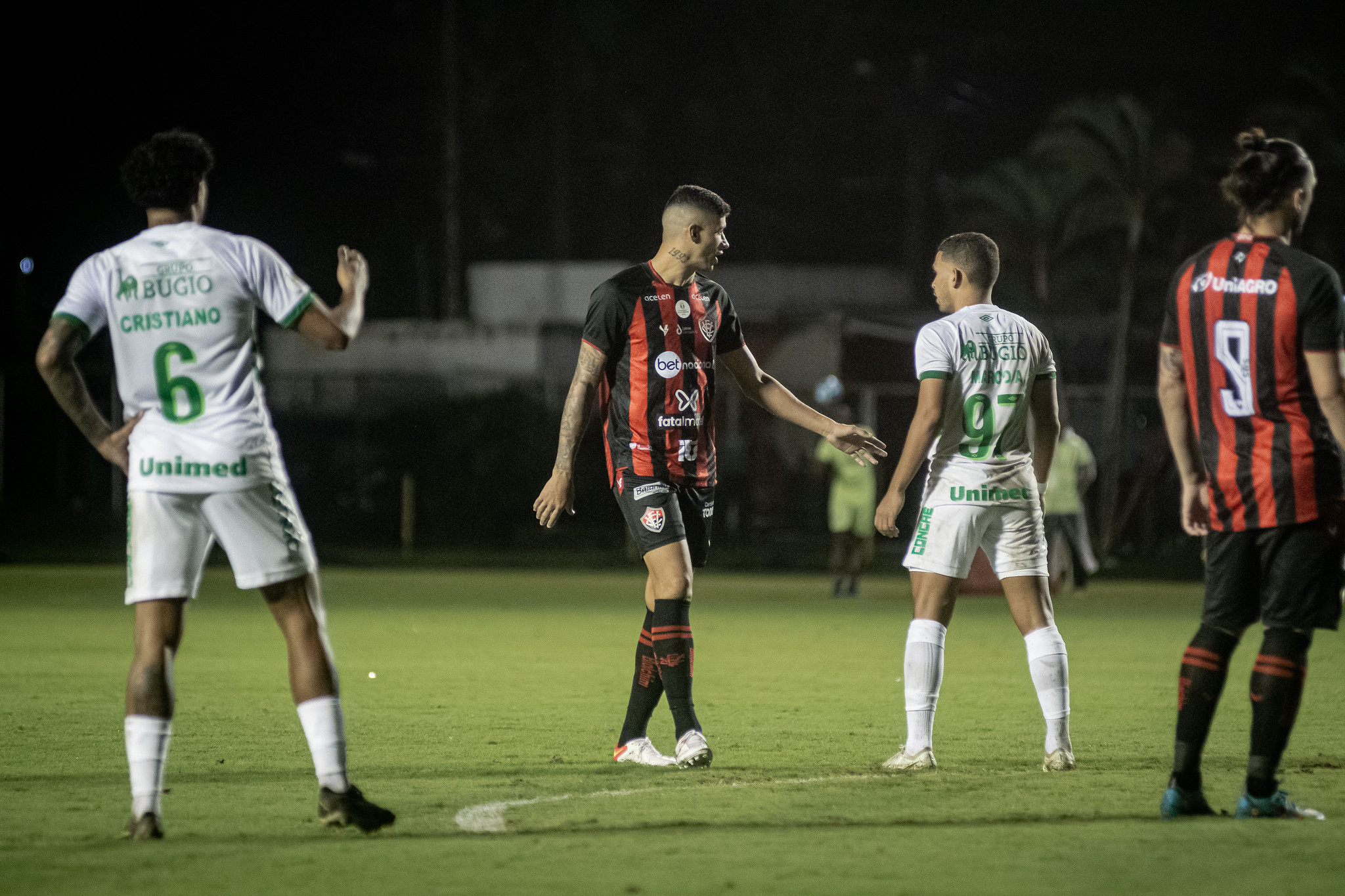 Vitória x Chapecoense: retrospecto equilibrado no Barradão e pressão sobre Jair Ventura