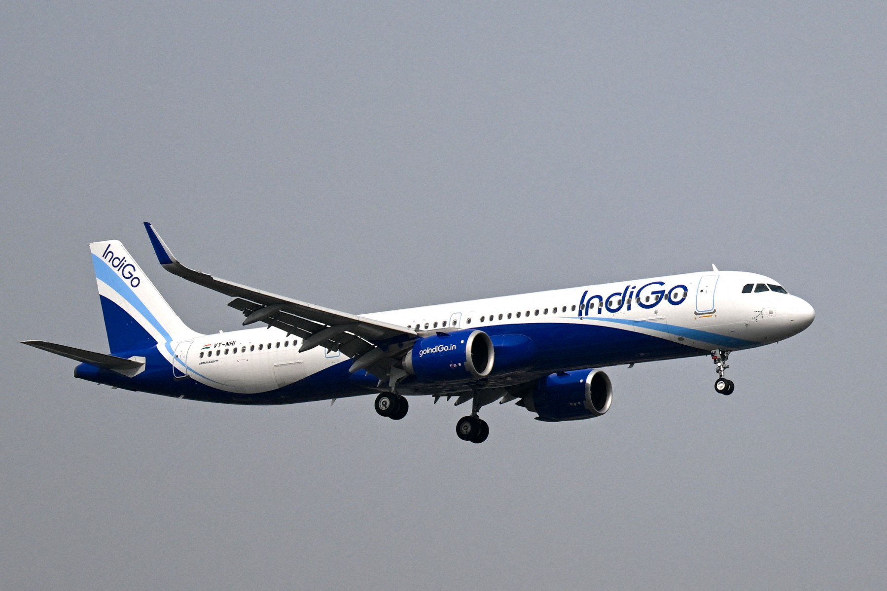 Voo é desviado após carregador portátil pegar fogo em bagageiro de avião