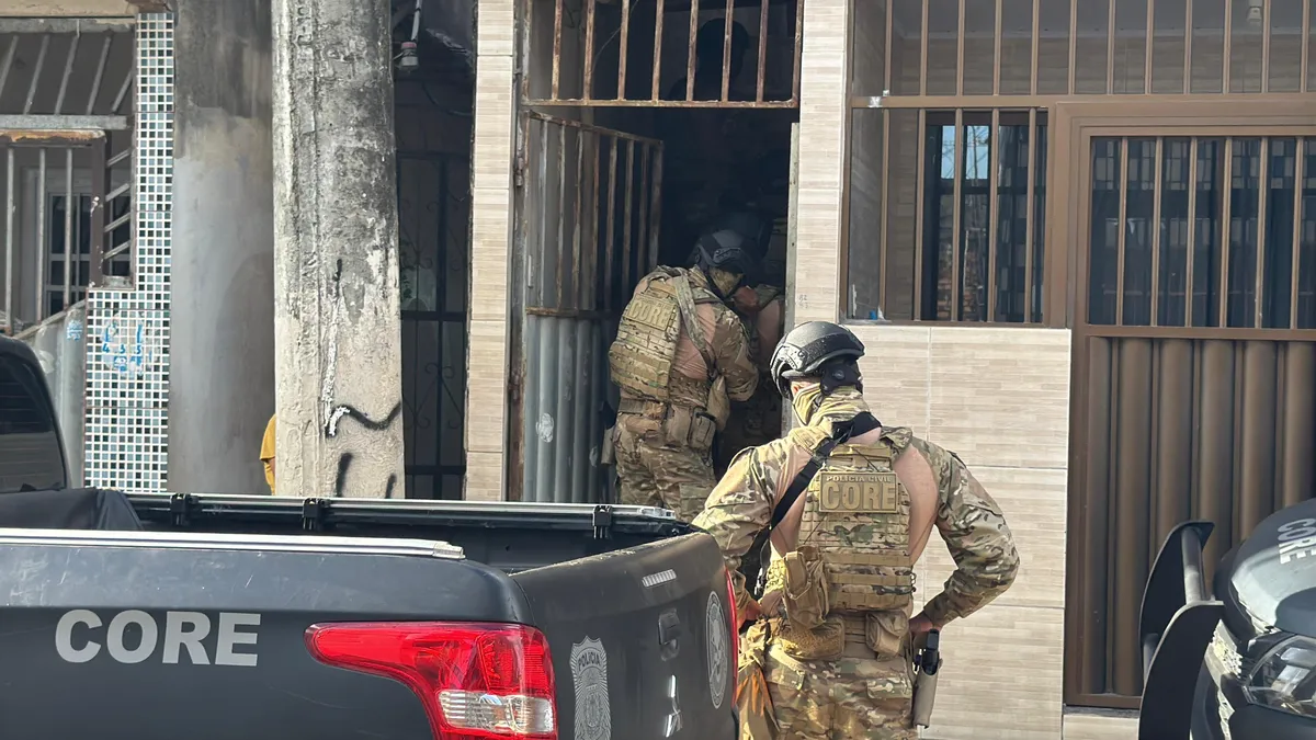 Acusado também possui passagens por roubos em coletivos e tráfico de drogas