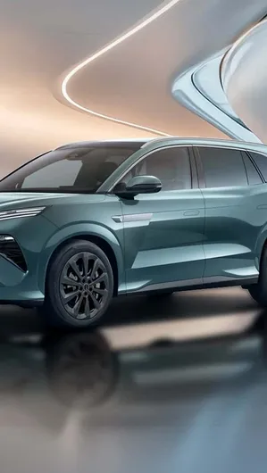 Carro da BYD que estaciona sozinho chega ao Brasil; conheça o Atto 8