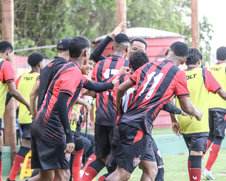 Elenco de base do Vitória em jogo na toca do leão