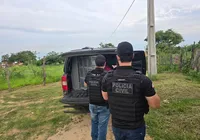 Mãe e padrasto são presos por abusar de filhas na infância