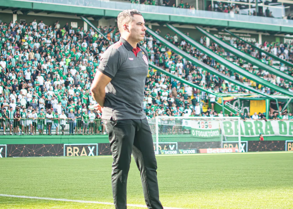 Jair Ventura à beira da gramado