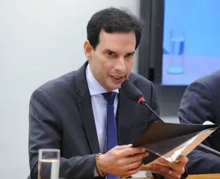 Leo Prates apresenta parecer de projeto do fim da escala 6x1