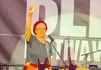 Maria Gadú é vaiada por bolsonarista e alerta: "O país corre risco"