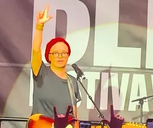Maria Gadú é vaiada por bolsonarista e alerta: "O país corre risco" imagem