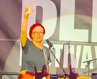 Maria Gadú é vaiada por bolsonarista e alerta: "O país corre risco"