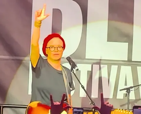 Maria Gadú é vaiada por bolsonarista e alerta: "O país corre risco" - Imagem