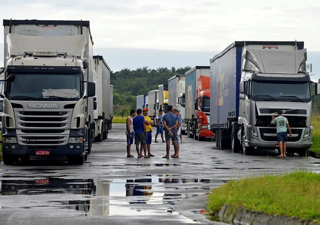 Cerca de 90 caminhoneiros esperam acordo entre transportadoras e Ford para que mercadorias possam ser descarregadas