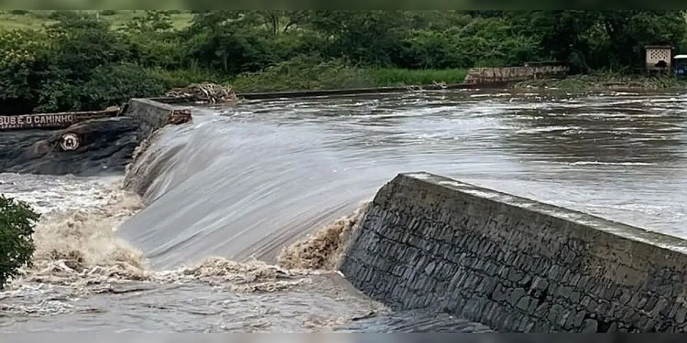 Barragem no município de Jussiape rompeu na manhã deste domingo (26)