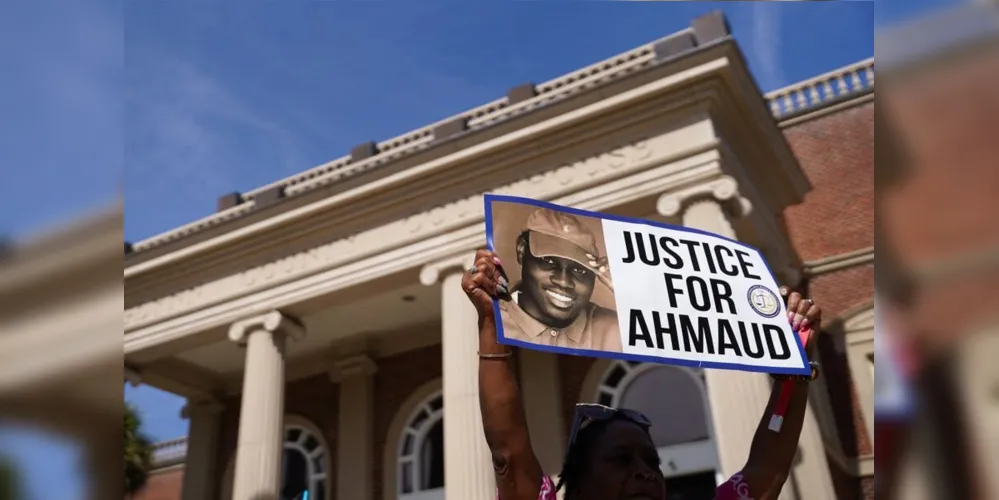 Os três indivíduos teriam perseguido e matado o jovem negro Ahmaud Arbery