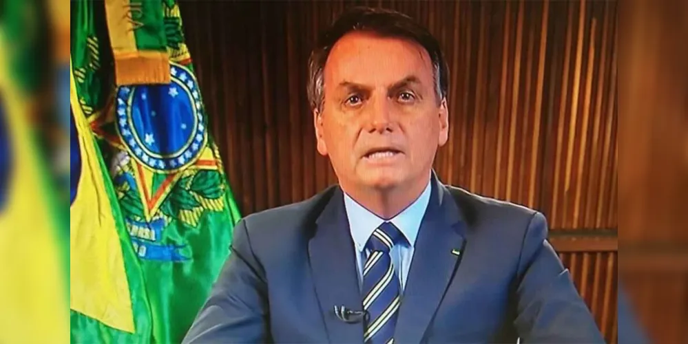 De acordo com Bolsonaro, bani-lo das redes sociais seria algo ""fora das quatro linhas" da Constituição..