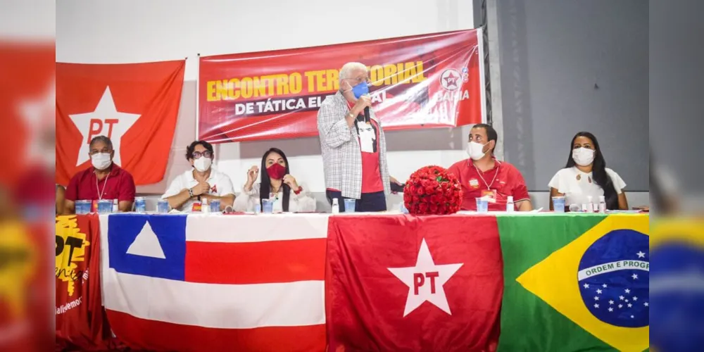 Entre os participantes do encontro, estavam o presidente do PT baiano, Éden Valadares, e a prefeita Moema Gramacho