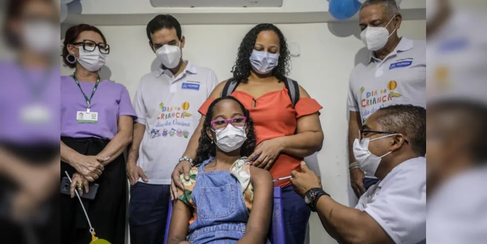 A primeira vacinada contra a Covid-19 na Apae foi Larissa Mota, de 10 anos, que esteve acompanhada da mãe Priscila Mota