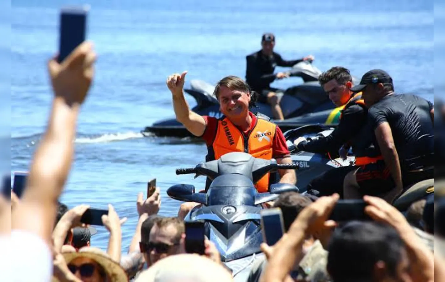 Presidente Jair Bolsonaro (PL) passeia de jet ski no litoral