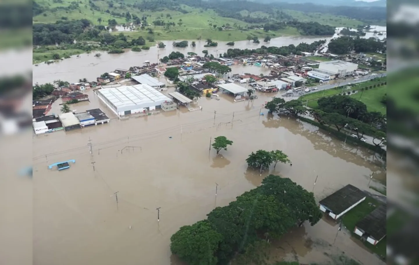 Imagem aérea de Itajuípe, uma das cidades afetadas pelas enchentes na Bahia