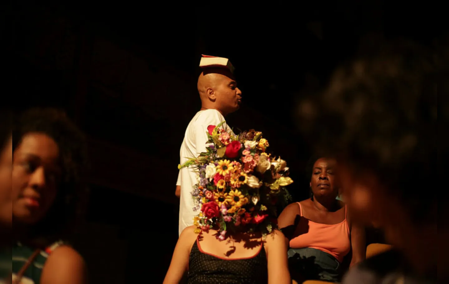 O poeta baiano Alex Simões faz uma homenagem ao tropicalista Waly Salomão na abertura