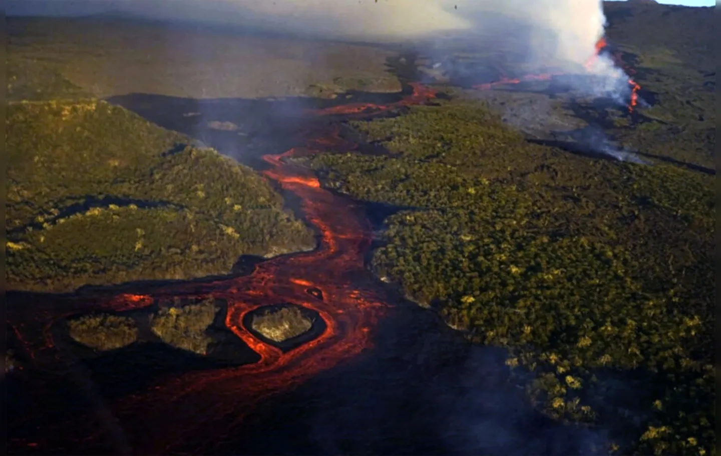 Imagem mostra rio de lava em Galápagos