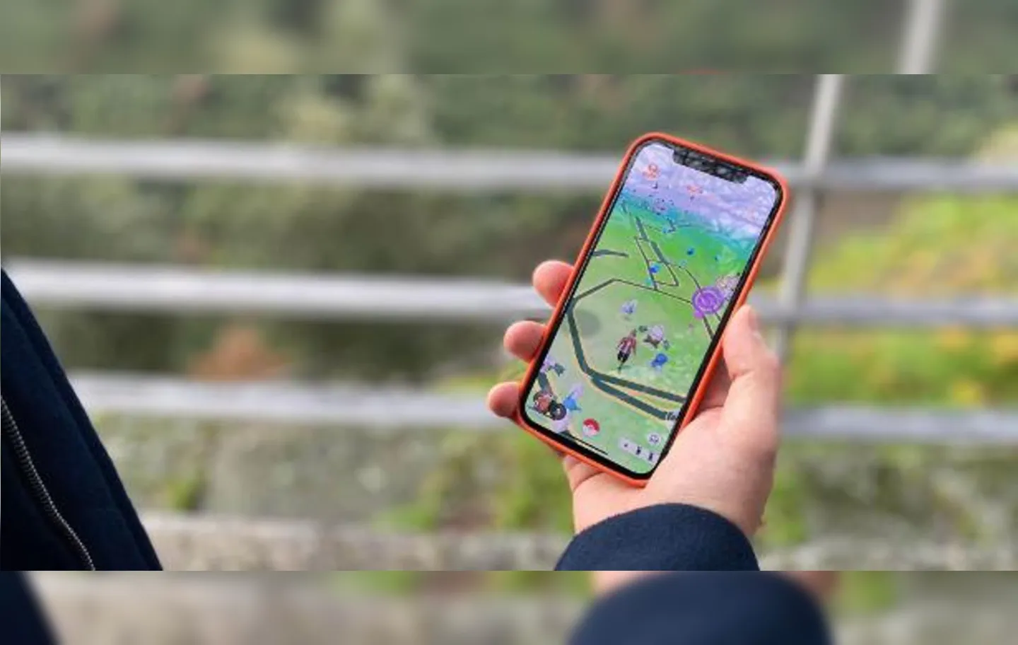 Pokémon Go consiste em localizar e capturar criaturas deste universo que aparecem virtualmente em lugares reais, visíveis apenas através de celulares