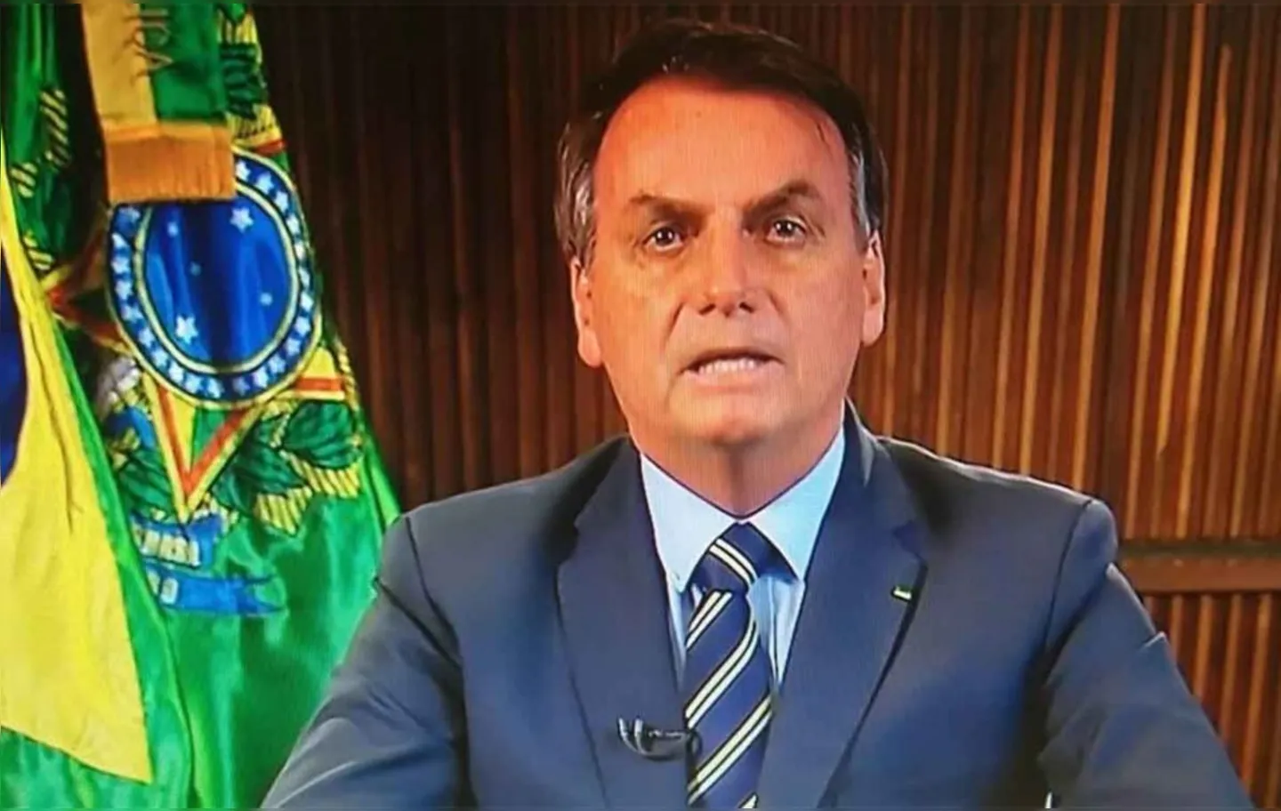 De acordo com Bolsonaro, bani-lo das redes sociais seria algo ""fora das quatro linhas" da Constituição..