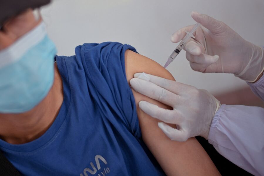 A questão divide profundamente o país, onde cerca de 71,5% das pessoas têm o esquema vacinal completo