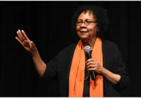 Morre bell hooks, pioneira autora feminista negra dos EUA