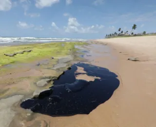 Manchas de óleo em praia baiana são investigadas pela Petrobras