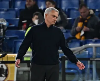 Mourinho é suspenso por dois jogos após gesto contra árbitro
