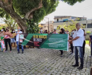 Professores fazem manifestação em frente à Prefeitura de Ilhéus