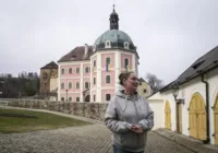 'Princesas' ucranianas em castelo sonham com volta para casa