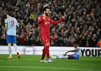 Liverpool goleia United e assume liderança provisória da PL