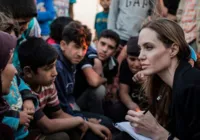 Angelina Jolie é flagrada em Lviv, alvo de ataques russos