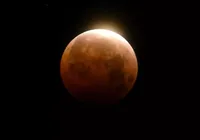 Primeiro e único eclipse total da Lua de Sangue acontece hoje