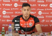 Gabriel Honório é apresentado no Leão e comemora início com pé direito